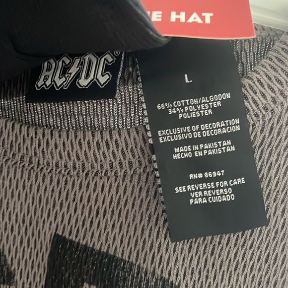 AC/DC Men’s , long sleeve, dark grey , size large, with matching black beanie - Picture 3 of 3